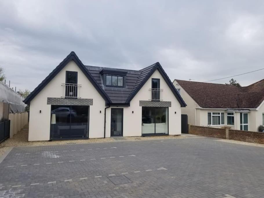 Evergreen Lodge - Two Bed Lux Flat - Parking, Garden, Patio, Wifi, Netflix - Close To Blenheim Palace & Oxford - F3 Kidlington Exterior foto