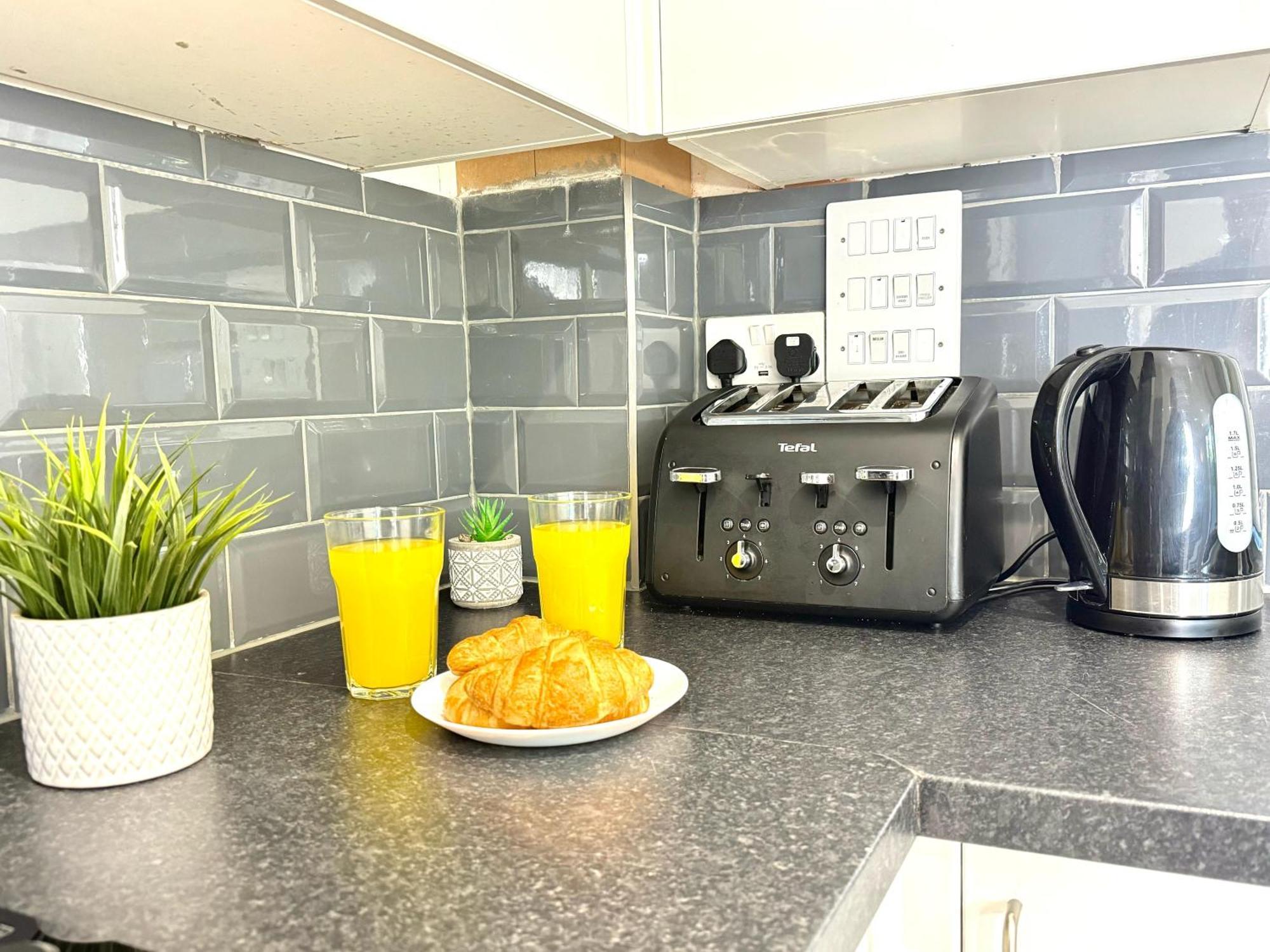Evergreen Lodge - Two Bed Lux Flat - Parking, Garden, Patio, Wifi, Netflix - Close To Blenheim Palace & Oxford - F3 Kidlington Exterior foto