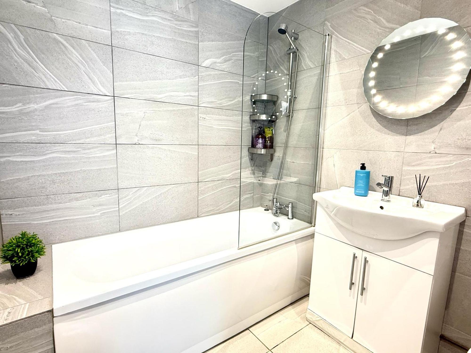 Evergreen Lodge - Two Bed Lux Flat - Parking, Garden, Patio, Wifi, Netflix - Close To Blenheim Palace & Oxford - F3 Kidlington Exterior foto
