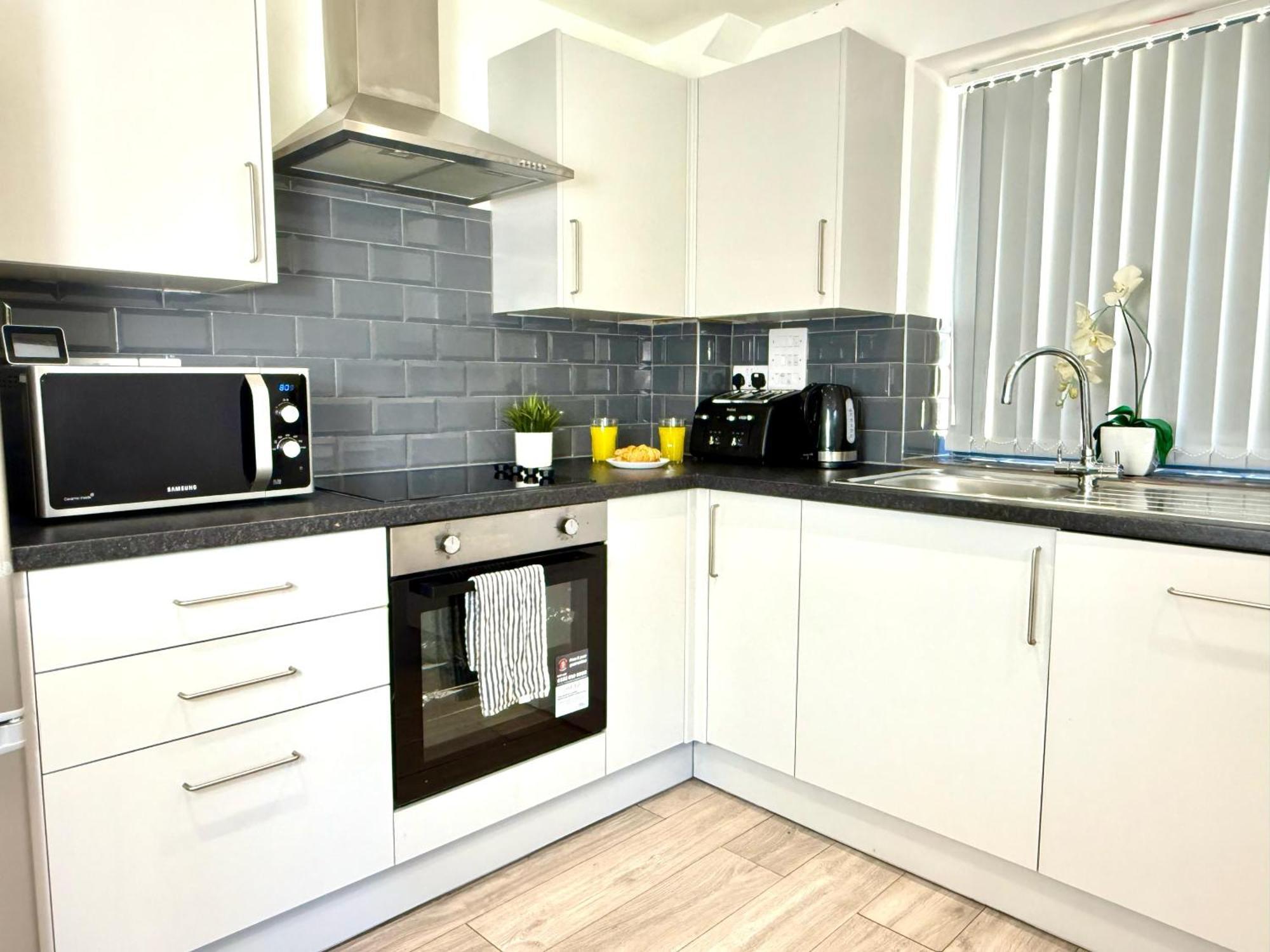 Evergreen Lodge - Two Bed Lux Flat - Parking, Garden, Patio, Wifi, Netflix - Close To Blenheim Palace & Oxford - F3 Kidlington Exterior foto